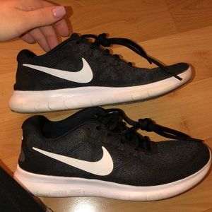 nike free rn black/white shoes
